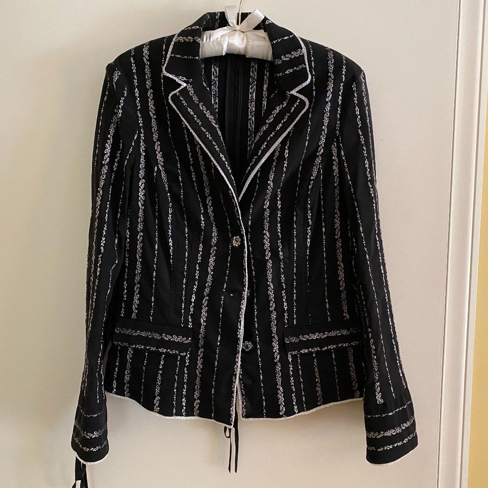 Nicole Miller suit with skirt. Stretch fabric. Vintage. Exquisite. Size 8